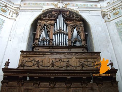 fotografia di un organo a canne in una chiesa durante una celebrazione