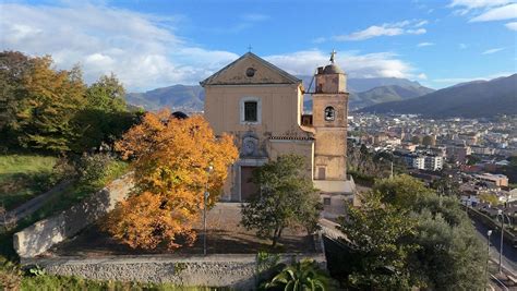 Ragazzi in chiesa che consegnano le loro richieste al Parroco