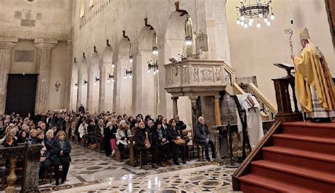 Vescovo che saluta i fedeli all'ingresso della chiesa
