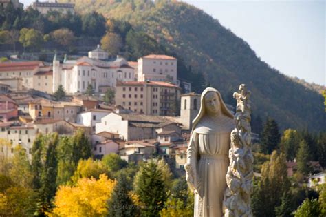 Veduta aerea di Cascia con il Santuario