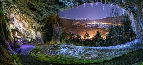 Veduta panoramica della Grotta della Beaume a Oulx, luogo di preghiera e meta di pellegrinaggio.