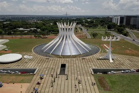 Veduta esterna della Cattedrale di Brasilia che evidenzia la struttura iperboloide e le colonne curve.