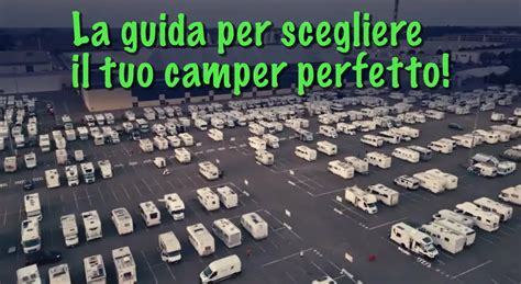 Foto panoramica del parcheggio con auto e camper, evidenziando le dimensioni e la superficie asfaltata