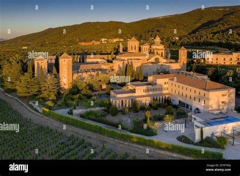 Veduta aerea dell'Abbazia di Santa Maria di Calena e del paesaggio circostante