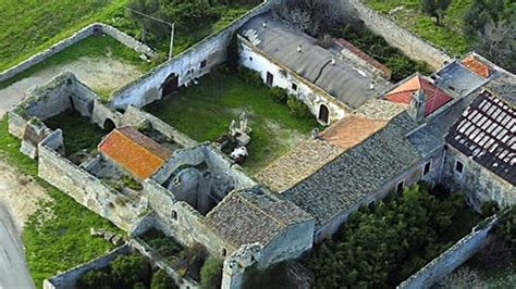 Foto attuale dell'Abbazia di Santa Maria di Calena in stato di degrado