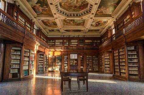 Interno della Biblioteca Nazionale dell'Abbazia di Praglia con soffitto affrescato