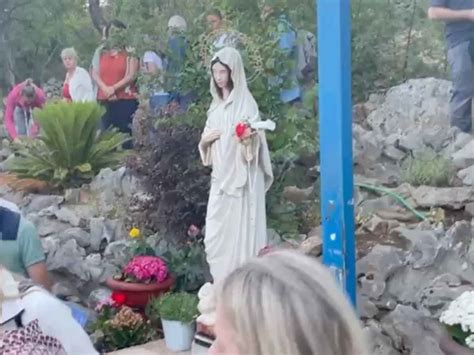 Foto della statua della Madonna di Medjugorje in un luogo di preghiera