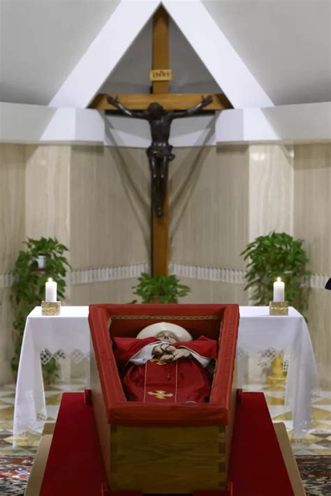Foto della cappella di Casa Santa Marta durante la veglia funebre del Papa