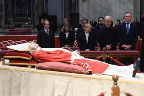 Immagine della salma di Papa Francesco esposta nella Basilica di San Pietro