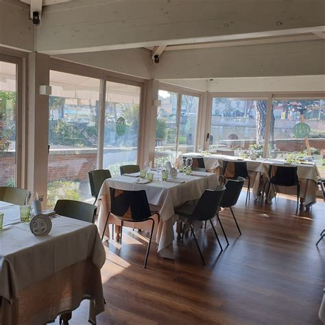 Interno del ristorante La Luna del Bosco o della stanza del caminetto