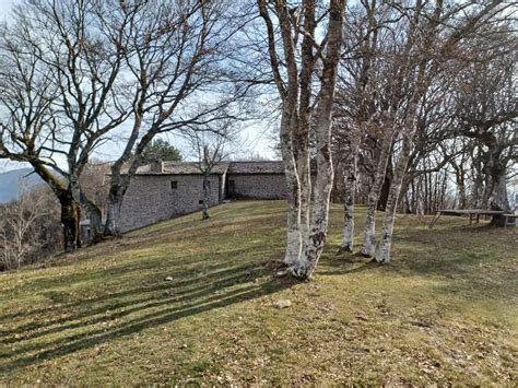 Eremo della Casella immerso nel paesaggio montano toscano