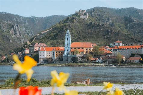Veduta panoramica dell'Abbazia di Melk affacciata sul Danubio nella Valle di Wachau