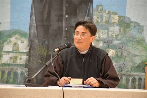 Ritratto di Suor Katia Roncalli durante una conferenza