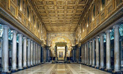 Interno della Basilica di Santa Maria Maggiore a Roma con focus sui mosaici delle navate