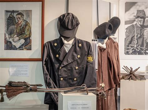Esposizione di attrezzi e uniformi nel Museo dello Spazzacamino