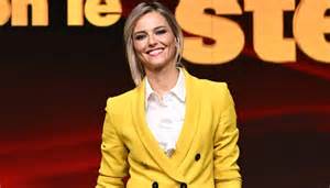 Foto di Francesca Masotto al lavoro, con un sorriso e un pennello da trucco in mano.