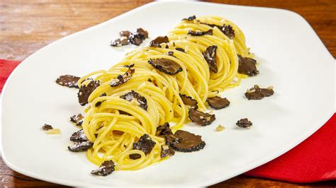 Immagine di un piatto di pasta fresca fatta in casa con tartufo.