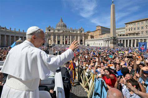 Foto della cerimonia di canonizzazione in Piazza San Pietro con il Papa che presiede e la folla di fedeli