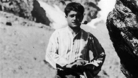 Foto storica di Pier Giorgio Frassati in montagna o con gruppi di giovani e poveri