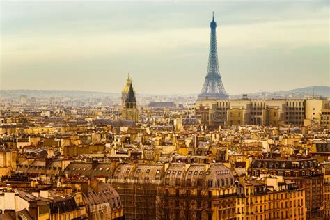 Vista panoramica di Parigi con la Torre Eiffel in evidenza