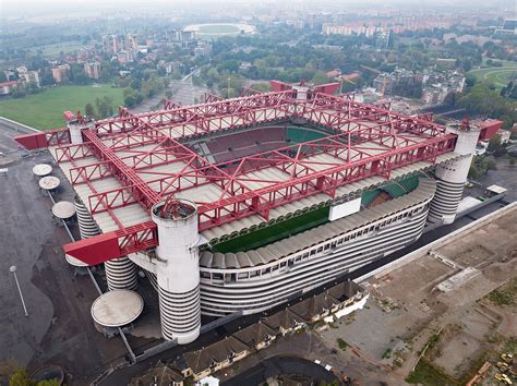 Veduta d'insieme dello stadio di San Siro gremito di ragazzi con pettorine colorate che rappresentano le zone pastorali