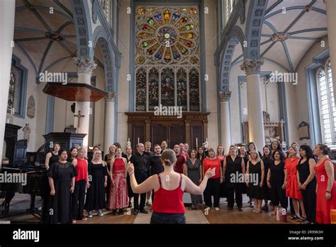 Foto di persone che cantano in una chiesa durante un culto pentecostale