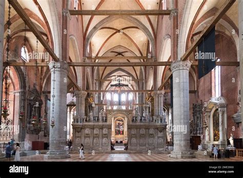 Foto dei tabernacoli in marmo del XV secolo presenti all'interno della chiesa