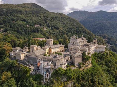 Un panorama aereo del Sacro Monte di Varallo, che mostra la disposizione delle cappelle e della basilica sullo sperone roccioso.