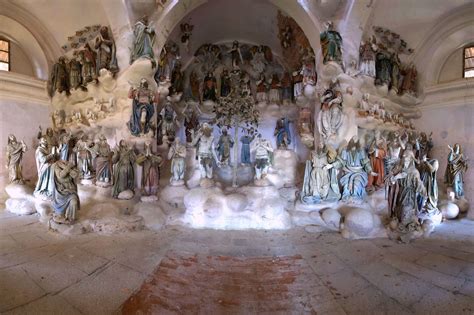 Un dettaglio di una cappella del Sacro Monte, con statue a grandezza naturale e affreschi che illustrano una scena biblica.