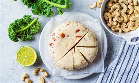 Dettaglio di patata bollita e formaggio vegano, ingredienti chiave per pesto light