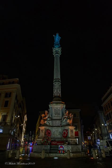 Foto della Colonna dell'Immacolata in Piazza Mignanelli a Roma durante la cerimonia annuale