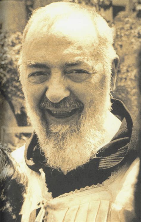 Padre Pio sorridente mentre saluta i fedeli