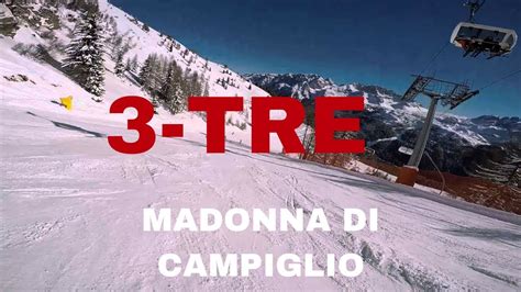 Sciatori sulla pista 3-Tre a Madonna di Campiglio