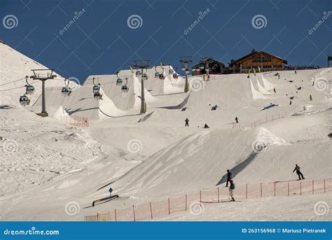 Immagine di atleti nello Ursus Snowpark a Madonna di Campiglio