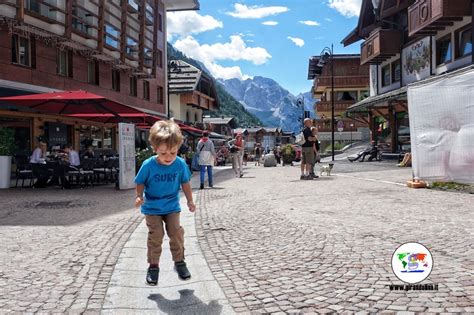 Via pedonale di Madonna di Campiglio con negozi e caffè