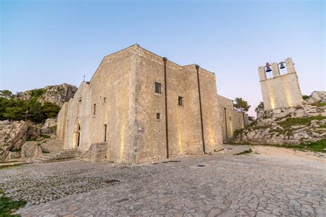 Veduta esterna della Cattedrale di Caltabellotta, evidenziandone la facciata in pietra viva e l'ambiente circostante.