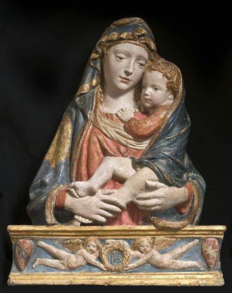 Foto ravvicinata di una delle Madonne con Bambino di scuola gaginesca o del Crocifisso ligneo bizantino.