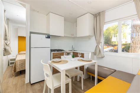 vista interna di una casa mobile arredata nel villaggio