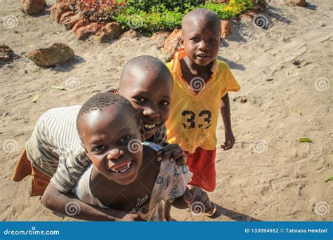 bambini che giocano nel miniclub del villaggio