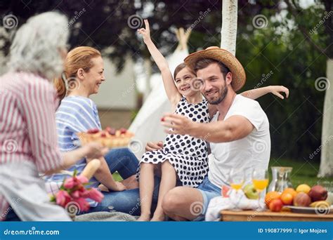 famiglia che si diverte in piscina nel villaggio