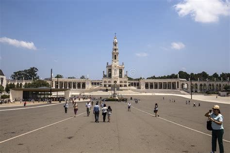 Panoramic view of the Sanctuary of Fatima, showing the Basilica and the vast esplanade filled with pilgrims.