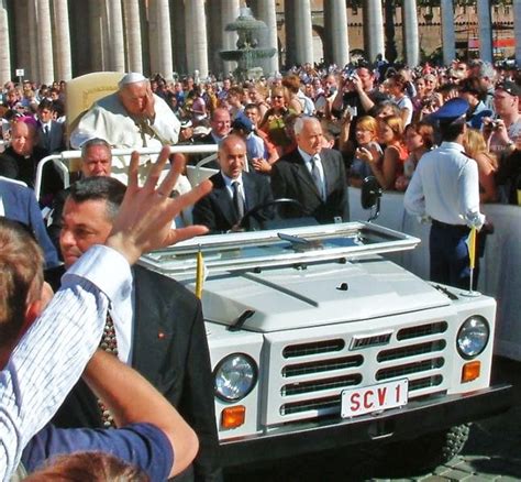Giovanni Paolo II sul papamobile subito dopo essere stato colpito, sorretto dal suo segretario.