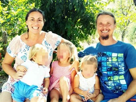 Famiglia cristiana che vive la domenica tra riposo e solidarietà