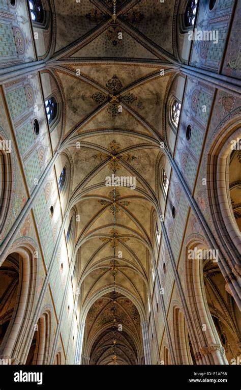 Architettura interna della navata gotica della Cattedrale di San Bavone