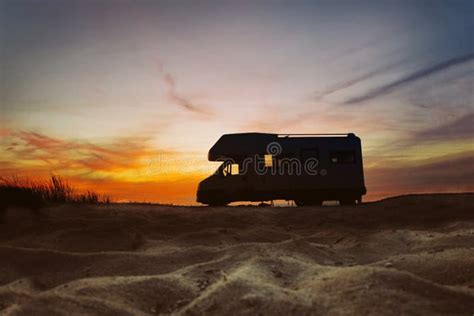 Foto di un camper parcheggiato a Punta Ristola al tramonto