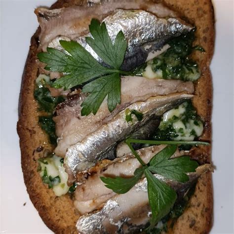 Crostino con caviale e erbe aromatiche