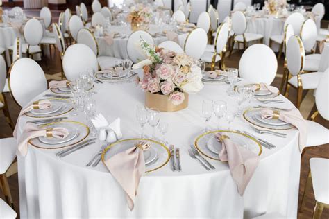 Tavolo elegante all'interno del ristorante con tovagliato bianco e orchidee