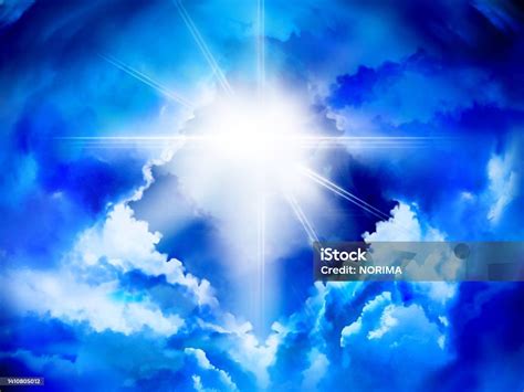 Maria Santissima con un velo di luce divina che si irradia su tutta la Creazione