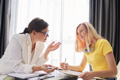 Foto di un assistente sociale che parla con una famiglia