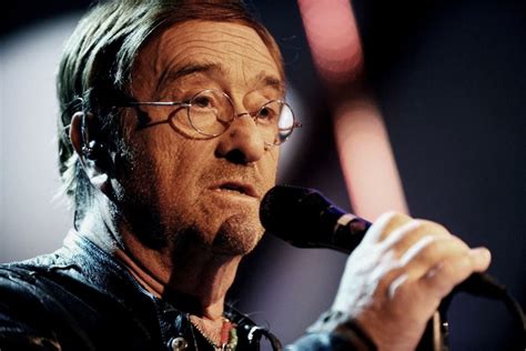 Foto d'infanzia di Lucio Dalla con clarinetto o fisarmonica